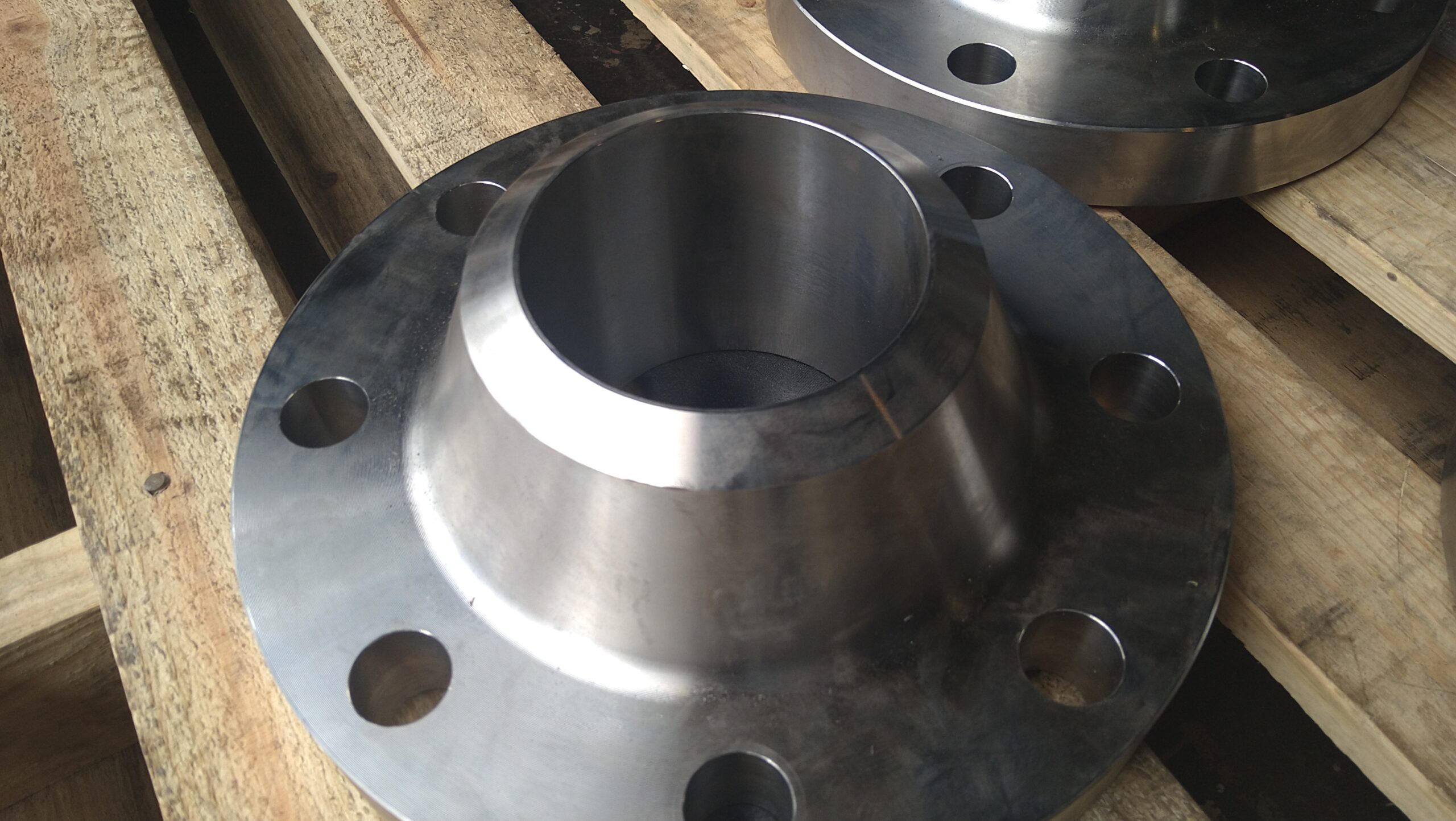 プラントを支える配管工事の写真