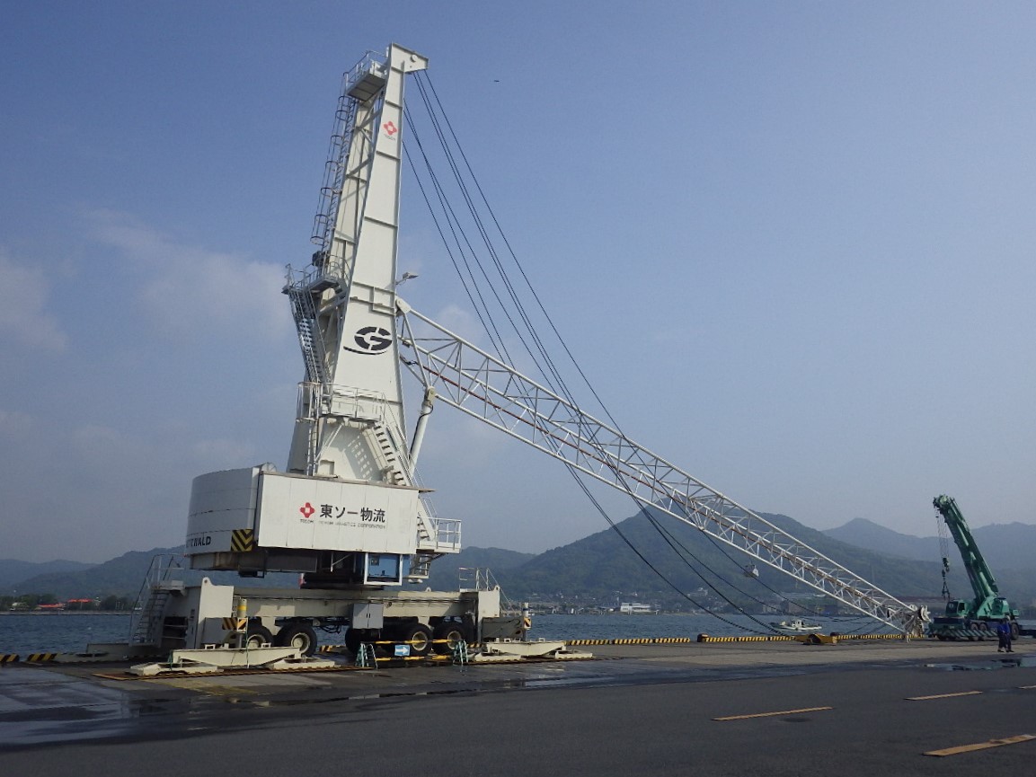 タイヤマウント式クレーン撤去工事の写真