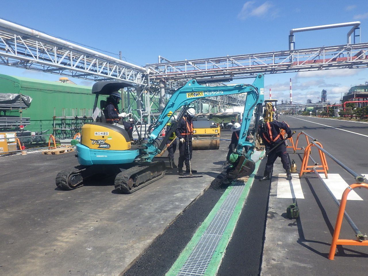 構内通勤路西4号線排水溝設置工事の写真