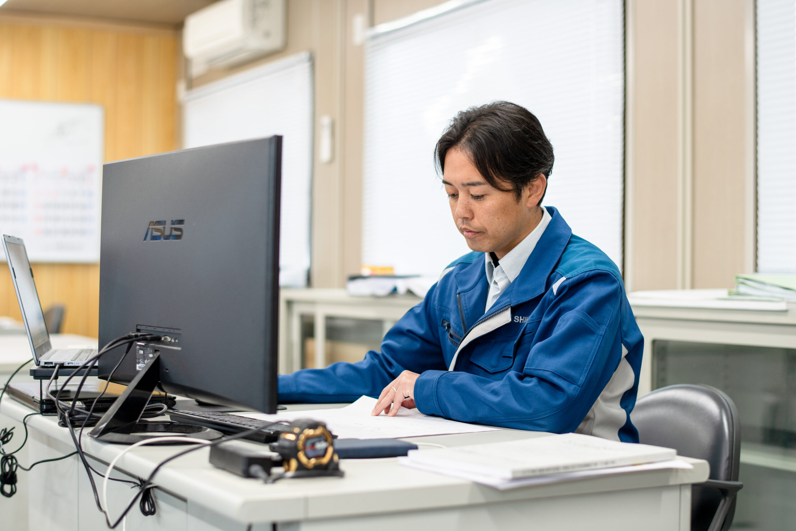 書類整理や現場写真確認の写真